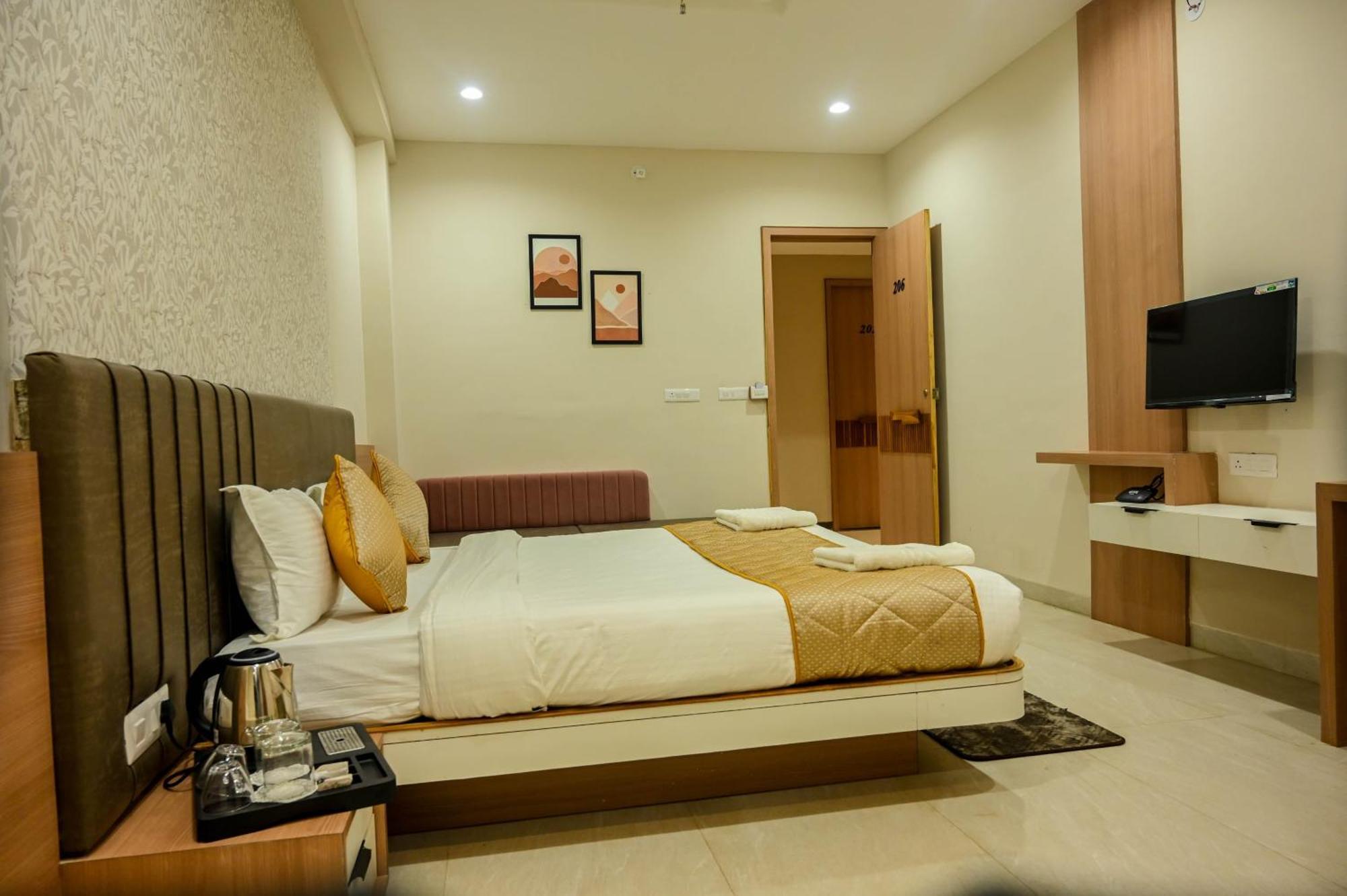 Hotel Maa Bhagwati Palace Khandwa Bagian luar foto