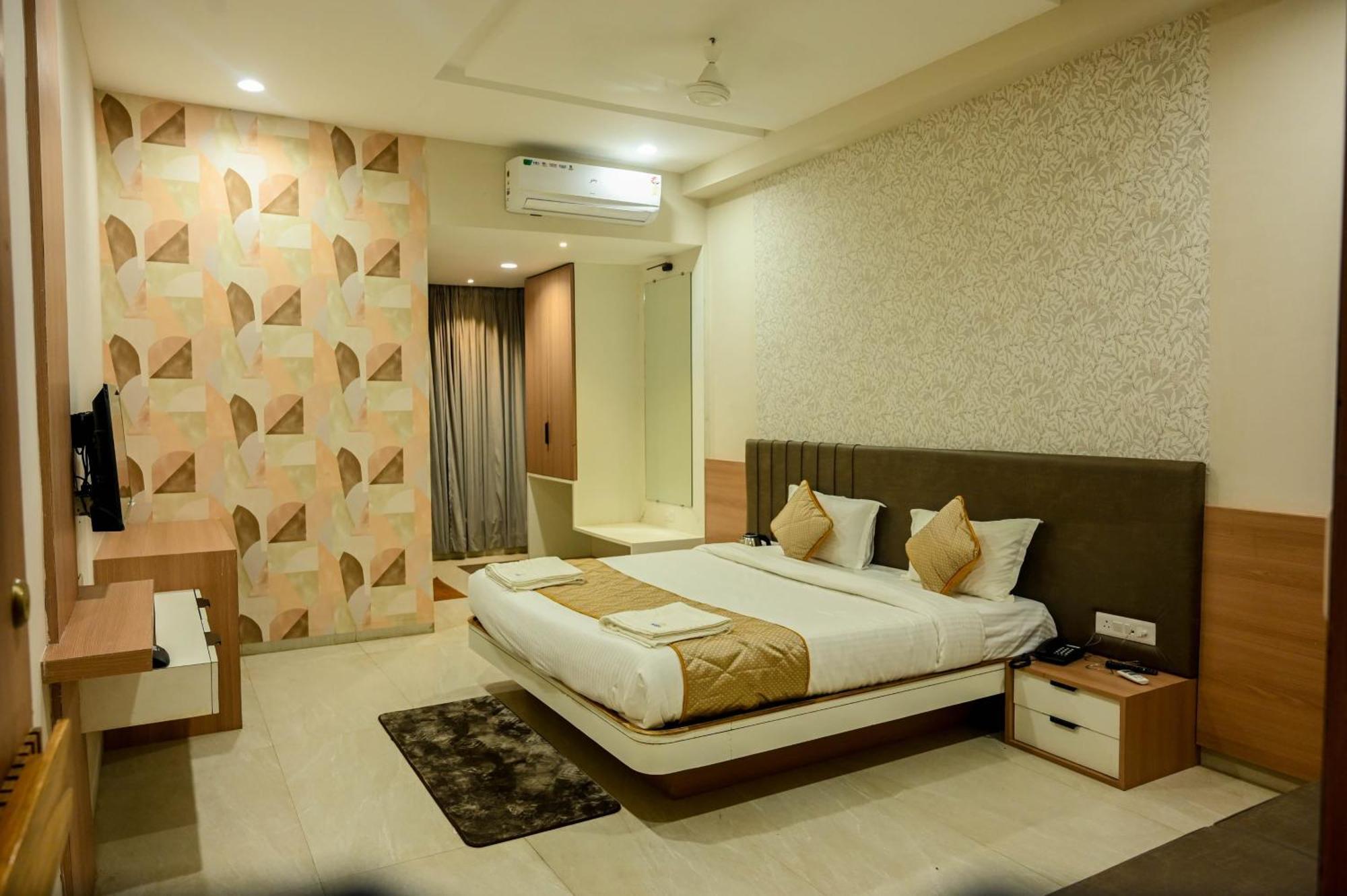 Hotel Maa Bhagwati Palace Khandwa Bagian luar foto