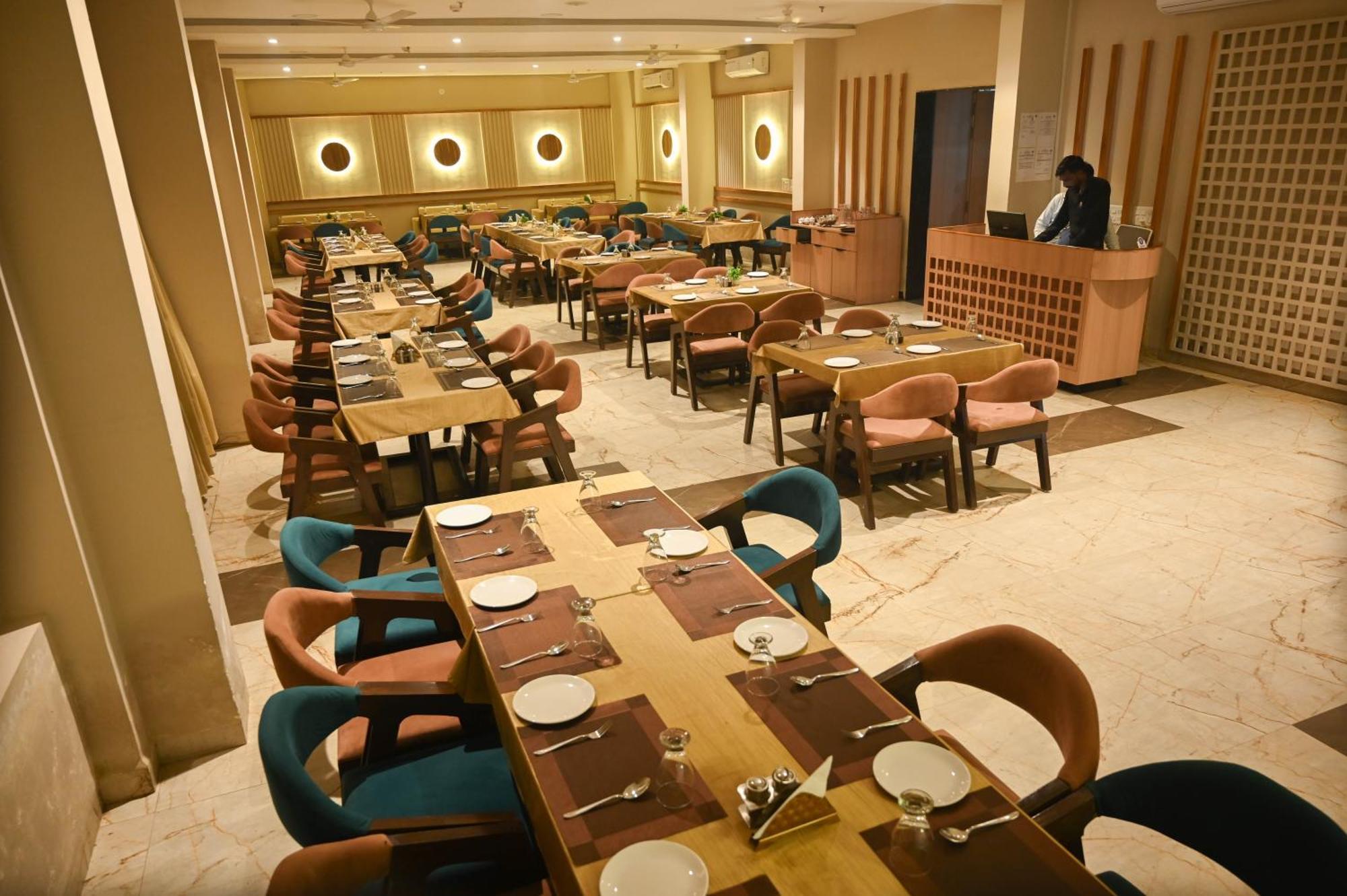 Hotel Maa Bhagwati Palace Khandwa Bagian luar foto